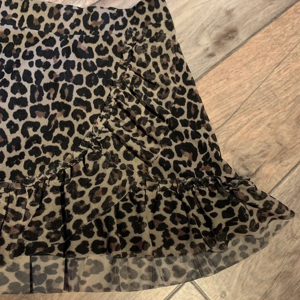 en jättefin kjol i skönt material med leopardmönster, perfekt i längden också!!🥰 . Kjolar.