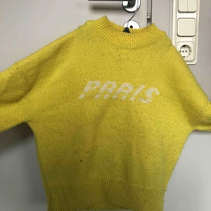  - Stickar gul tröja ifrån & other stories! Lite nopprig men så fin:) Pris kan diskuteras💛💛💛