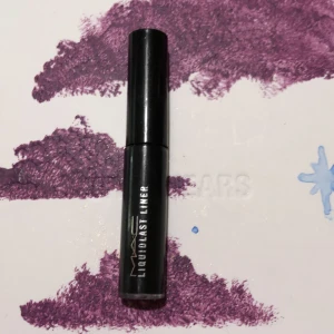 Eyeliner - Svart liquid eyeliner från Mac. Säljer då jag inte är så bra på eyeliner och tror någon annan kan få bättre användning för den. Använd fåtal gånger :)