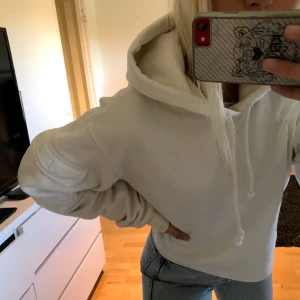 Snygg vit hoodie  - En perfekt vit hoodie med Cilla fickor på båda armarna samt en stor mysig huva!
