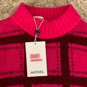 Monki - En heeeelt ny monki tröja med sååå coola färger å mönster!! Nypris 400kr
