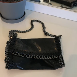 En riktigt snygg väska, passar till allt - En snygg väska med snygga ditalijer! Lagom stor