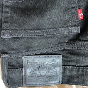 Levis jeans svarta  - 200 eller bud 55 kr frakt kan hämtas i karlstad