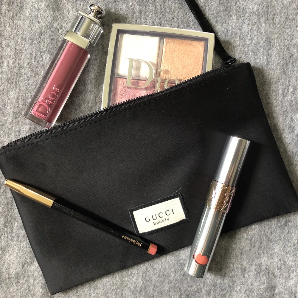 A perfect and classy beauty trausse for keeping your make-up in order. You could also buy the makeup in the picture if you like. I just used a little bit the glow face palette but that’s it. If interested ask me ☺️. Accessoarer.