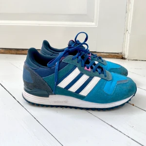 Adidas sneakers 👟  - Sjyssta sneakers från adidas! Använda ett fåtal gånger så i fint skick! Jag bär ofta storlek 36/37 och dessa passar mig bra ! (Dessa är i storlek 37.1/3) kommer från ett djur och rökfritt hem! Köpare står för frakt ❤️