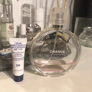  - Jättefin Eau Tendre Chanel Parfym flaska med ca 30ml kvar och Creme Amincissante Oxygenante MC 110 6 ml från Biologique Recherche 