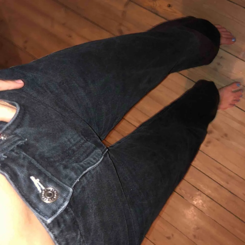 Mina coola Weekday Ace jeans i en svart urtvättad färg 💖 jag är 180 cm och de går ungefär ner till marken på mig:) Frakt tillkommer på 88kr ! . Jeans & Byxor.