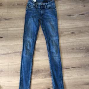 Säljer mina blåa Tiger of Sweden jeans då de blivit för små för mig. Väldigt fint skick i storleken 26/32. Säljer för 350 kr.