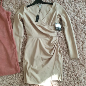 Ny klänning från nelly xs - Ny oanvänd klänning från nelly. Passar 34. Säljes för 100kr❤ möts upp i gbg alt fraktas mot avgift. 