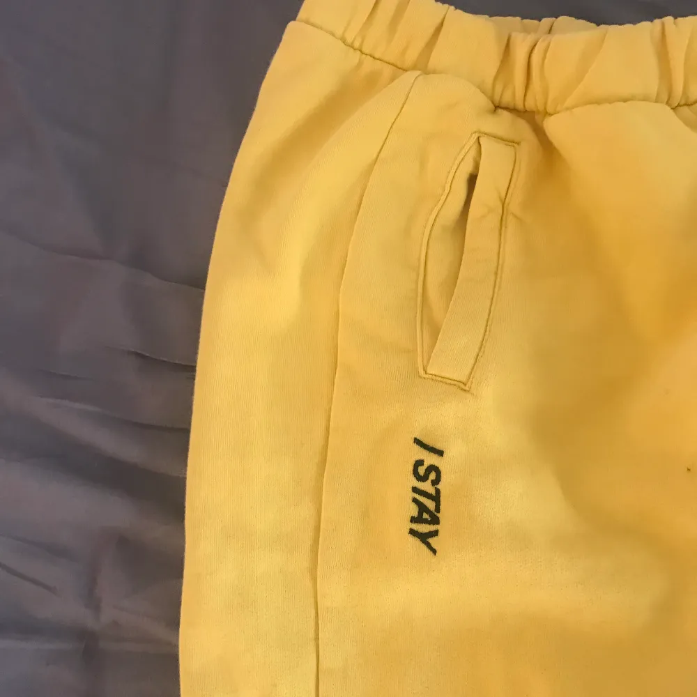Jättesköna byxor i en superfin gul färg, köpta från tise men har ej fått användning av dem så säljer dem vidare, jättebra skick!!💖💖  strl xs men passar mig som är s, frakt tillkommer. Jeans & Byxor.