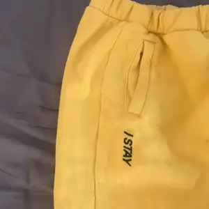 Jättesköna byxor i en superfin gul färg, köpta från tise men har ej fått användning av dem så säljer dem vidare, jättebra skick!!💖💖  strl xs men passar mig som är s, frakt tillkommer