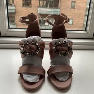 Zara woman high heels adorned satin strap sandals. Approx 10 cm height, bejeweled on the front. Very good condition, never worn but stored for some time.