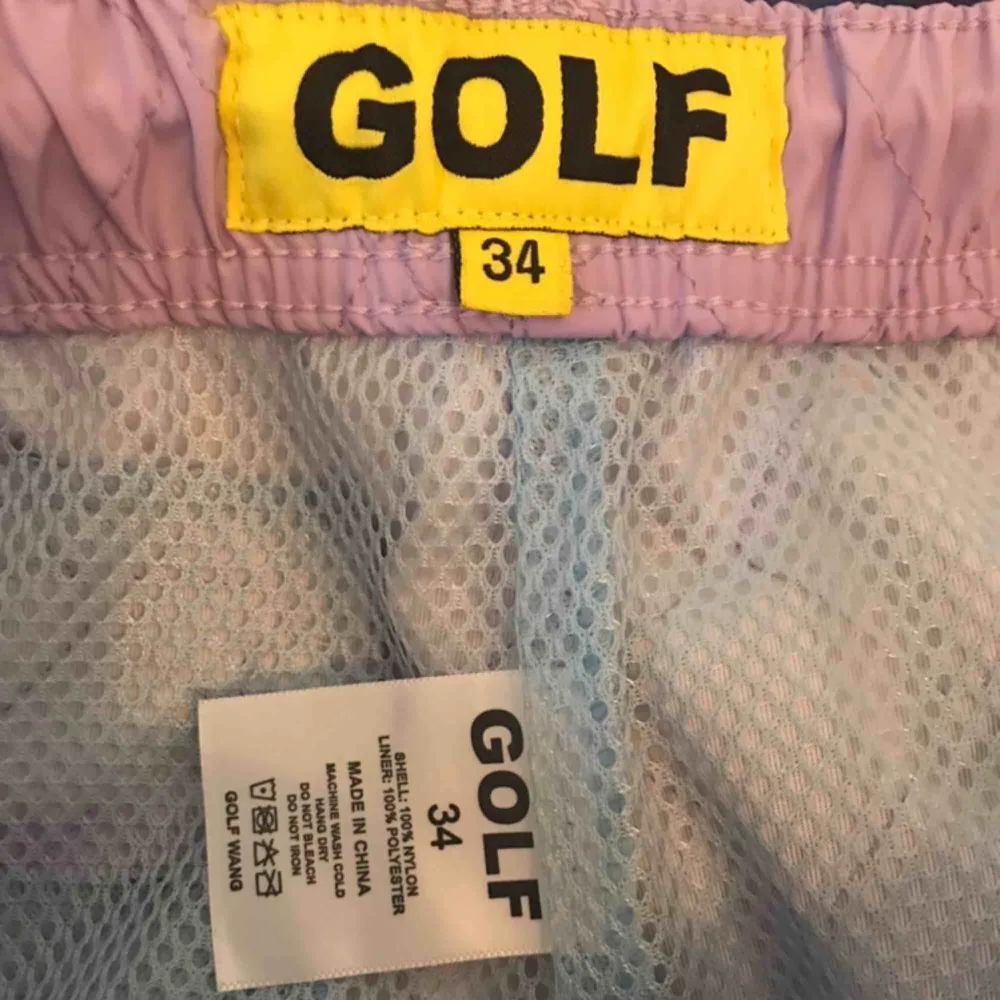 Riktigt riktigt feta trackpants från Golf Wang som aldrig blivit använda. Köpta för 1200kr inklusive frakt och tull. På sidan står det ”GOLF WANG PRIDE WORLD WIDE”.. Jeans & Byxor.