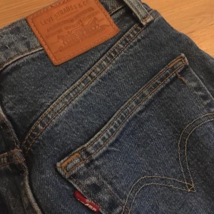 Levi’s Ribcage Straight Ankle - Levi’s Ribcage Straight Ankle i färgen georgie. Köpta för ett halvår sen och sparsamt använda! Perfekt skick. Nypris 1195:-. Frakt ingår i priset! ✨
