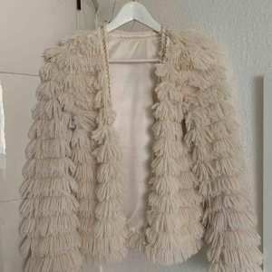  - Fuskpäls med gulddetaljer. Sparsamt använd. 