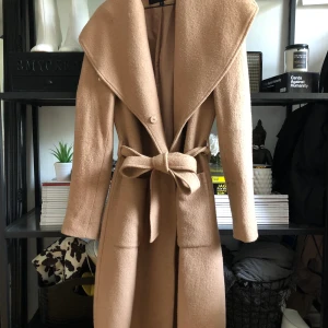 Trenchcoat!  - Supersnygg och trendig trenchcoat från MQ! Storleken passar mellan Xs-M. Säljer eftersom jag har en ny! Den är knappt använd, finns inga skador eller missfärgningar:) Köparen står för frakt som ligger på ca 95kr, men vid snabb affär är det inkluderat! 