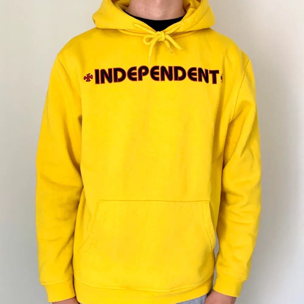 Riktigt fräsig hoodie från skatemärket Independent. Den är i nyskick och kostar 1000kr ny. Möts upp i gbg/köparen står för frakt. Pris kan diskuteras vid snabb affär 🌻. Hoodies.