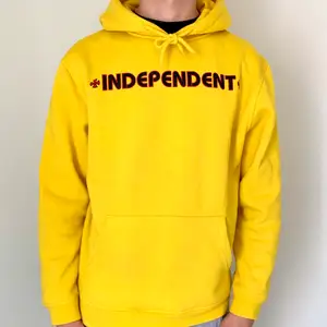 Riktigt fräsig hoodie från skatemärket Independent. Den är i nyskick och kostar 1000kr ny. Möts upp i gbg/köparen står för frakt. Pris kan diskuteras vid snabb affär 🌻