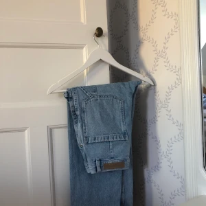 These glory days jeans - Ljusa jeans från ”These glory days”. Växte ur dem väldigt fort så de kom aldrig till mycket användning:( Storlek 46 med en rak/baggy passform. Ljusa och snygga jeans för sommaren helt enkelt! 