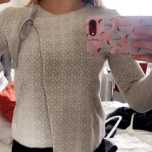 Fin tröja från ODD MOLLY - Fin tröja med knyte från ODD MOLLY, storlek 1/SMALL, mycket sparsamt använd, nypris 1499