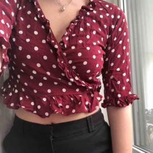  - Superfin topp ifrån märket Motel i storlek L. Toppen kan användas på många olika sätt eftersom den är öppen med två långa snören, perfekt till sommaren🌸😋 Köparen står för frakt📦 Hör av er med frågor! 🤝😌