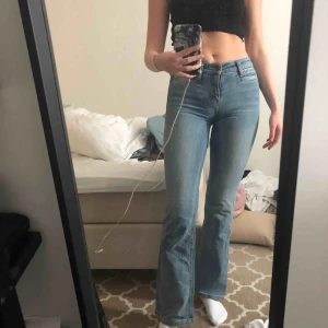  - Lågmidjade bootcut jeans från MQ. Bra i längd för mig som är 171cm. frakt tillkommer