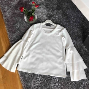  - Vit blus från Boohoo med underbar volang ärm 🌟 •Använd 1 gång, nyskick •Storlek 36 65 kr 🚫 Djurfritt och rökfritt hem 📍Kan mötes upp i Mölnlycke/Göteborg 📤Kan skickas mot fraktkostnad