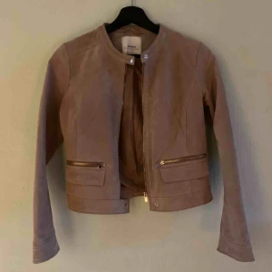Läderjacka  - Läder jacka från mango, frakten ingår. 