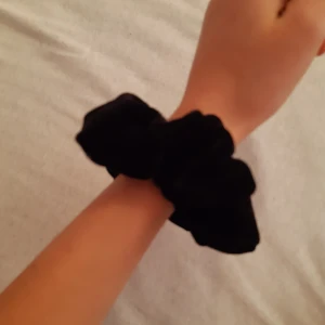 Scrunchie - Världens finaste scrunchie i sammet! Sjuuuuukt snygg och bekväm både i håret och runt handleden! Säljer för att den inte syns när jag har den i håret för att det är så mörkt :(   priset kan diskuteras & prutas💕😊köpt för 79kr 