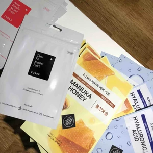  - K-beauty från bla Edute house 🦋 Masker 30:- /st Pimple patches 45:- /st Maskerna återfuktar huden och pimple patches sätter man direkt på finnar för att få dem att försvinna