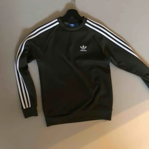  - Grön adidas tröja i jätteskönt material!! 150kr+frakt 🌵🐍🌛