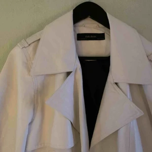 Vit läderjacka  - Vit fakeläder jacka från zara frakten ingår 