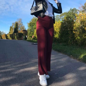  - Jätte fina vinröda byxor  150+frakt 