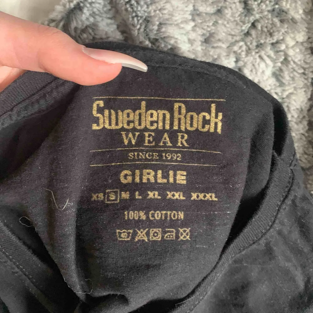 Snygg tröja köpt på sweden rock 2017! Gott skick, knappt använd. Köpare står för frakt!😚💫💫. T-shirts.