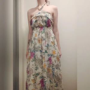 Somrig långklänning  - Storlek 34 men jag som är på bilden brukar ha storlek S så den passar lite större också. Kan mötas upp i Stockholm eller skicka mot frakt. 