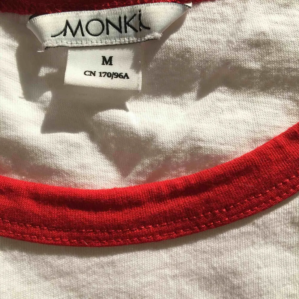 T-shirt från Monki med tryck. Trycket är i 100% polyamid och resten av plagget är i 100% bomull. Mindre i storleken: S/M.  Använd en gång.  Kan mötas upp alt. skicka.. T-shirts.