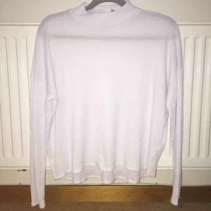  - Härlig ribbad tröja från H&M DIVIDED med högre hals. Något nopprig (se bild 3). 100% polyester.  Kan mötas upp alt. skicka.