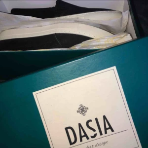  - svarta slip-ons i mocka, från Dasia ☺️ endast testade. kan mötas i Falun eller skickas. frakten är inräknad i priset, allt som allt blir 250:- 🥰