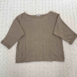  - Tröja med trekvartsärm från Movesgood i en beigefärg. Superhärligt material, rundad hals, 50% Viscose och 50% Cashmere. Är själv egentligen storlek M/L så modellen är något större. Använd ett fåtal gånger. Kan möta upp alt. skicka. 
