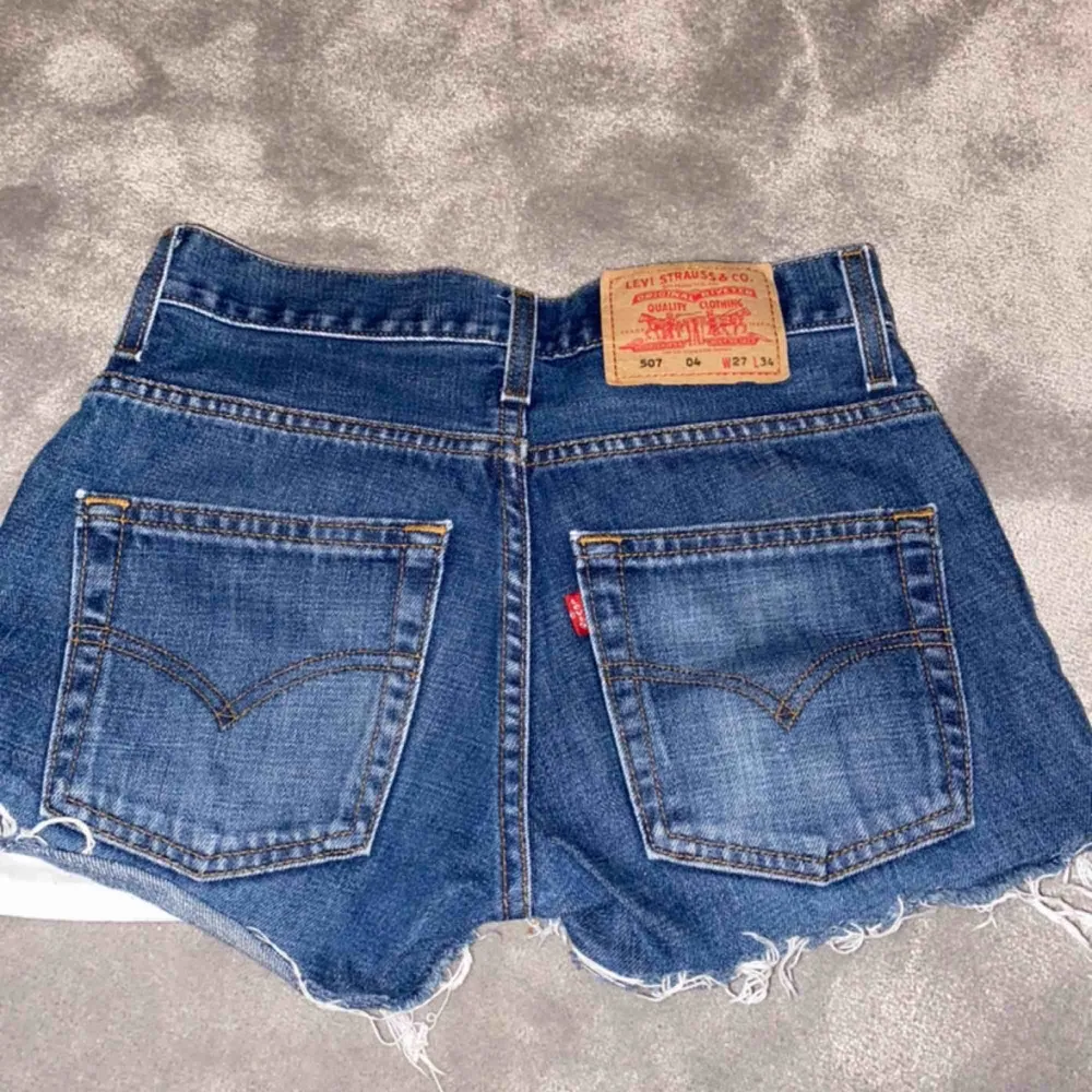 Säljer mina Levis shorts som inte kommit till användning. Använd fåtal gånger, perfekta till sommaren! Köparen står för frakt. Shorts.