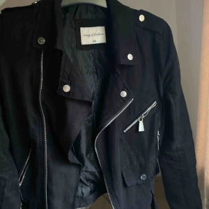 ”Mocka”-Jacka - En lite tunnare jacka som passar jättebra nu till våren🌺 den är ”mocka” material och är endast använd 3 ggr