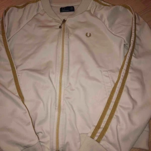  - Super fin tröja från Fred Perry. Står storlek 42 men är verkligen inte i den storleken utan som en S. Är i jätte bra skick!