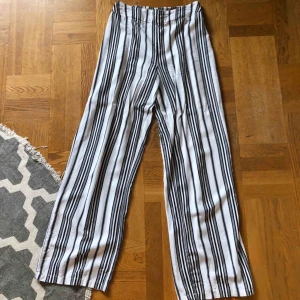  - Byxor ifrån BikBok i storlek M. Töjbara där bak så passar fler storlekar än bara M, använda fåtal gånger👍🏻 