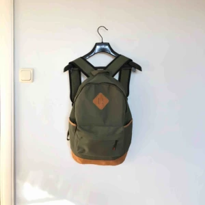  - Mörkgrön ryggsäck köpt i Bangkok. Lite sliten längst ner (se bild 2), men i övrigt fint skick!    Köparen betalar frakt, alt upphämtning i Gävle eller Uppsala! 