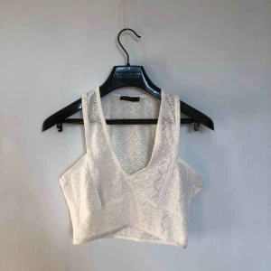  - Kort topp från Stylein. Storlek S men tror den passar även M då den är åt det större hållet. Aldrig använd.   Köparen betalar frakt, alt upphämtning i Gävle eller Uppsala! 