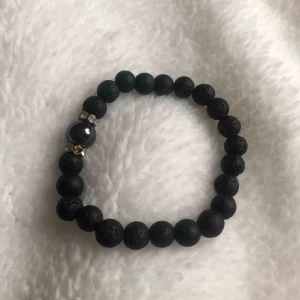  - Ett pärlarband av lava, inköpt i Spanien. Aldrig använt.