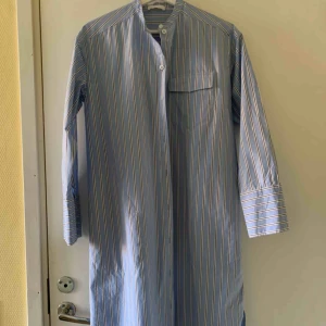  - En oversize skjortklänning från H&M. Nypris 399kr. I jättebra skick!