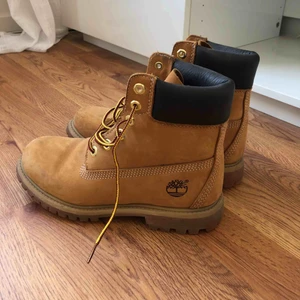  - Kängor, köpta 2019, använda ett fåtal gånger och är som i nyskick 