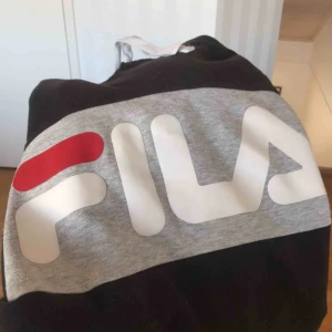  - Fila Hoodie i strl M/L kan skickas