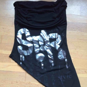 2000s tubtop  - Tubtop som jag glatt festade i i början på 2000 talet 💃🏼 assymetrisk skärning och på silvertexten står det Star. Står ingen stl men tippar på S/M. Frakt: 45 kr i postens påse 